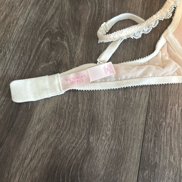 34B - Victoria’s Secret Underwire Bra in White - Picture 4 of 6